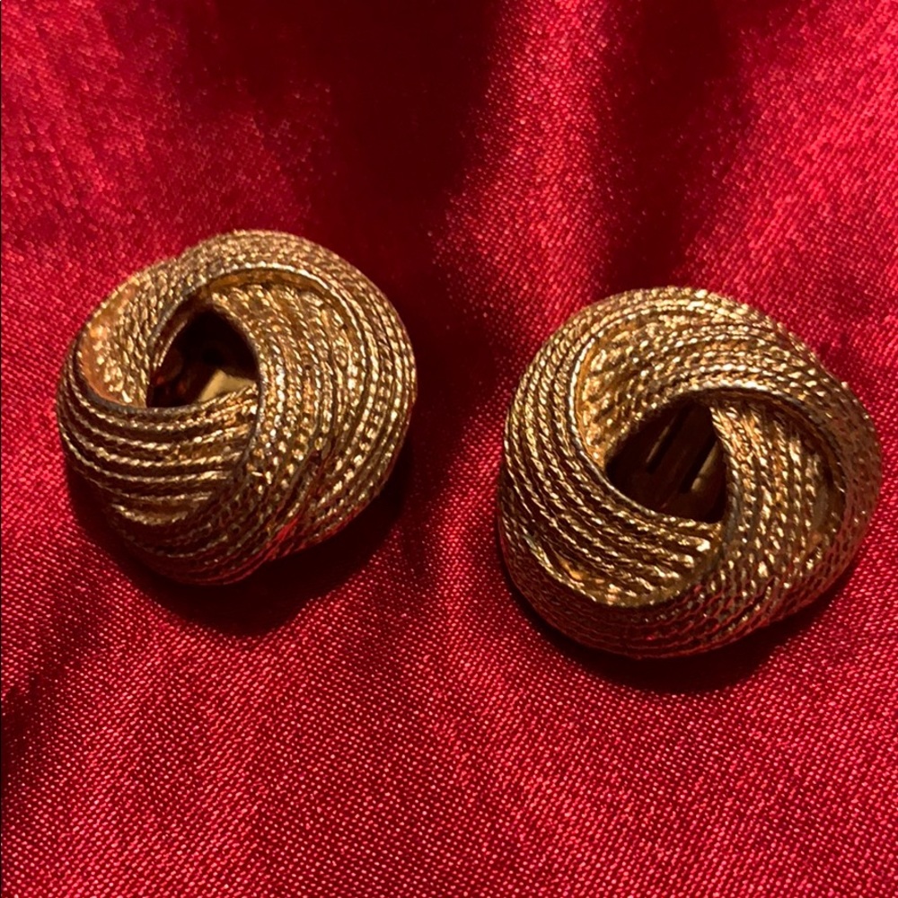 Vintage clip earrings gold tone